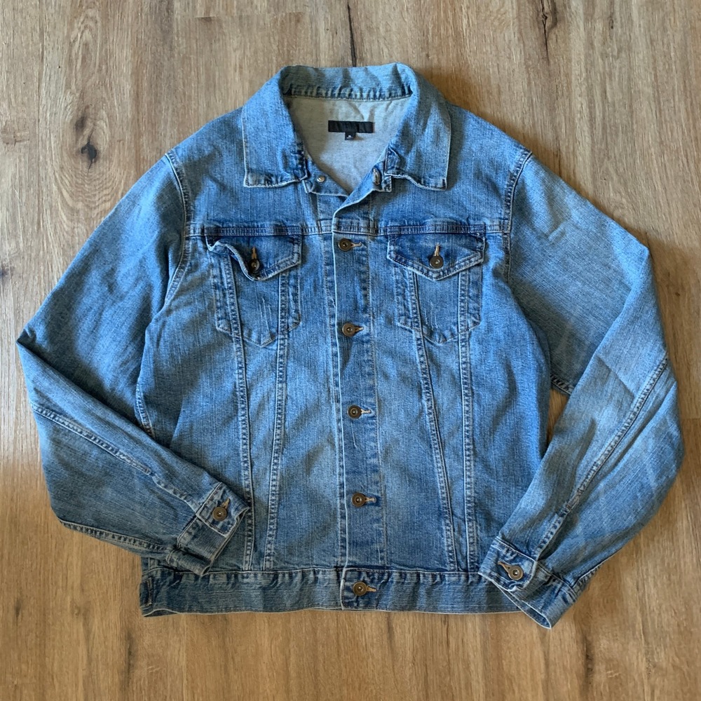 Excellent condition Uniqlo denim trucker jacket in medium wash - size XL womens